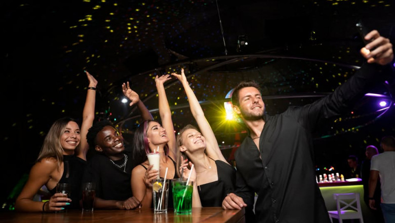 Dubai Nightlife Entertainment Mojo Night