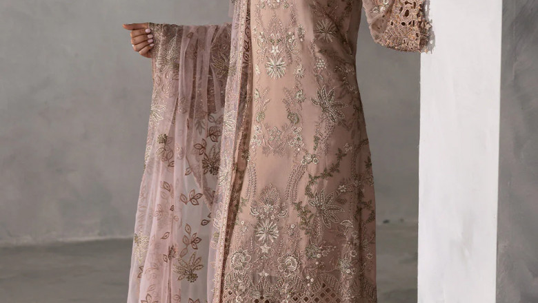 Discover the Elegance of Flossie 3-Piece Unstitched Suits