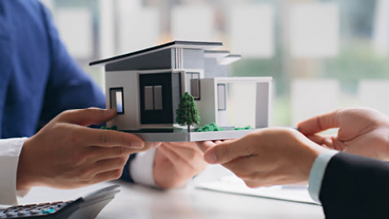 Selling a Home During a Market Downturn: Smart Strategies for Success