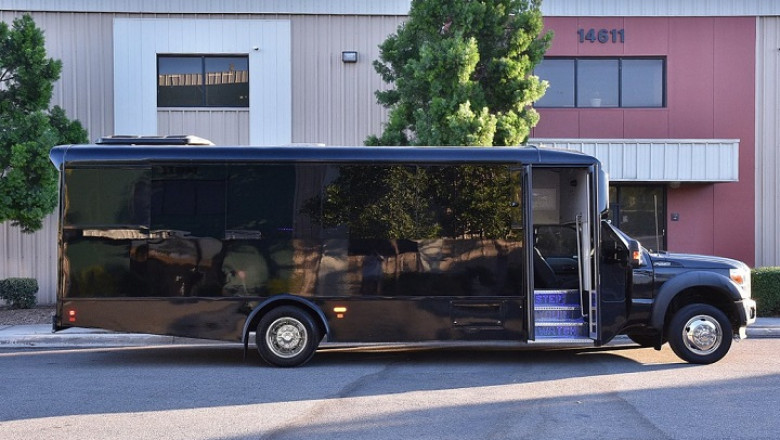 Experience Premium Laguardia Airport Transfers To Manhattan with Famous Drive