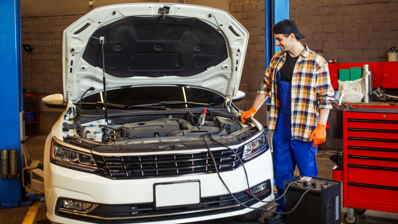 Top Signs You Need a Car Battery Replacement in the UAE